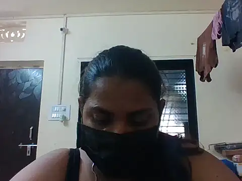 Snapshot of Hotmilfxox chatting on May 16, 8:22 am Hotmilfxox online show from May 16, 8:22 am