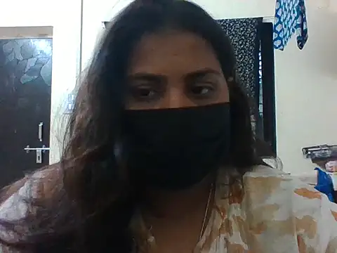 Snapshot of Hotmilfxox chatting on May 18, 9:04 am Hotmilfxox online show from May 18, 9:04 am