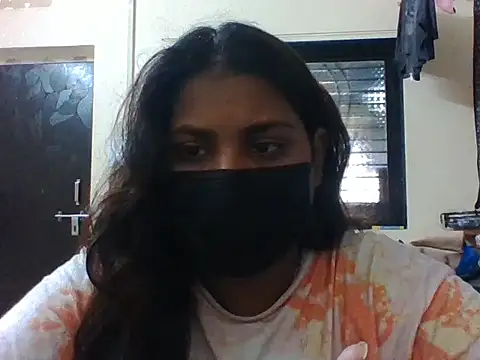 Snapshot of Hotmilfxox chatting on May 24, 8:19 am Hotmilfxox online show from May 24, 8:19 am