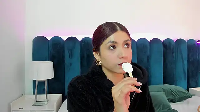 Snapshot of AnnyCherry_ chatting on November 14, 1:15 am AnnyCherry online show from November 14, 1:15 am