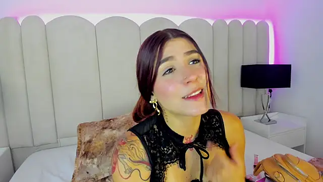 Snapshot of AnnyCherry_ chatting on January 6, 8:01 pm AnnyCherry online show from January 6, 8:01 pm