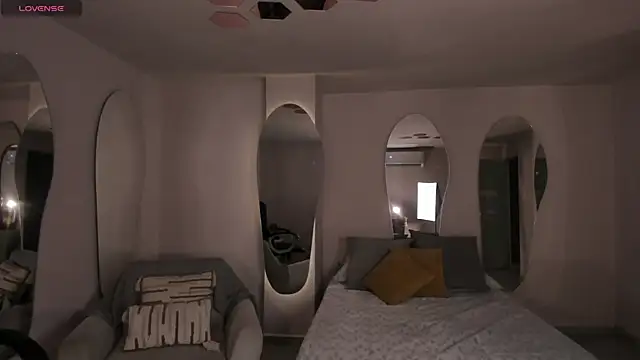 DolcieElliot online show from February 19, 12:00 pm