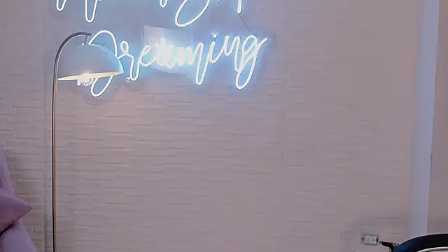 DolcieElliot online show from March 7, 6:00 pm