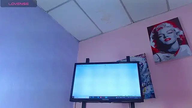 Snapshot of Vahiolet_smith chatting on December 16, 8:26 pm Vahiolet smith online show from December 16, 8:26 pm