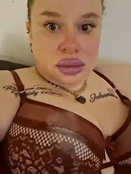 Snapshot of JohannasMishael chatting on April 2, 12:19 am JohannasMishael online show from April 2, 12:19 am