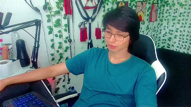 Snapshot of Andy_gray chatting on April 17, 5:05 pm Andy gray online show from April 17, 5:05 pm