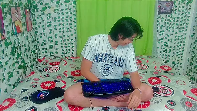Snapshot of Andy_gray chatting on April 24, 12:29 pm Andy gray online show from April 24, 12:29 pm