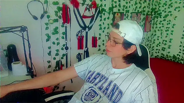 Snapshot of Andy_gray chatting on April 29, 4:11 pm Andy gray online show from April 29, 4:11 pm