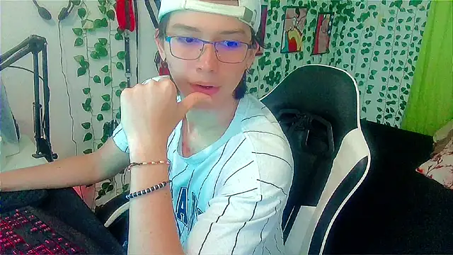 Snapshot of Andy_gray chatting on May 4, 2:57 pm Andy gray online show from May 4, 2:57 pm