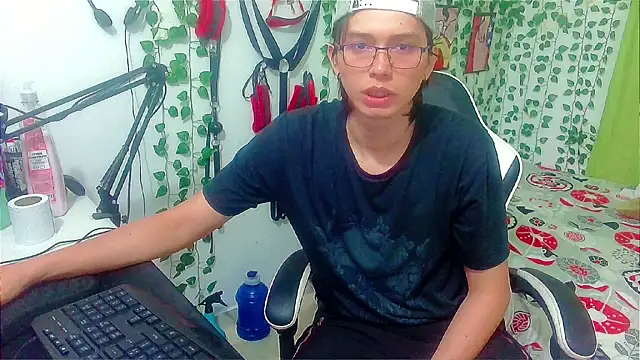 Snapshot of Andy_gray chatting on May 14, 5:20 pm Andy gray online show from May 14, 5:20 pm
