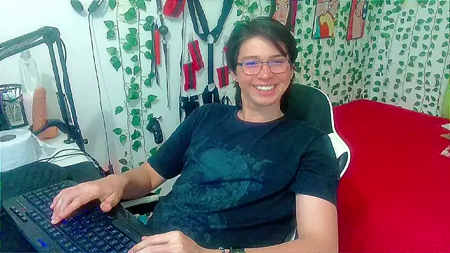 Snapshot of Andy_gray chatting on June 10, 12:37 pm Andy gray online show from June 10, 12:37 pm