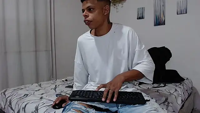 Snapshot of BrandonStond chatting on February 17, 1:46 am BrandonStond online show from February 17, 1:46 am