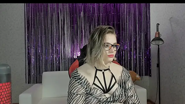 Snapshot of Seductive_She_Wolf chatting on February 12, 2:14 am Seductive She Wolf online show from February 12, 2:14 am