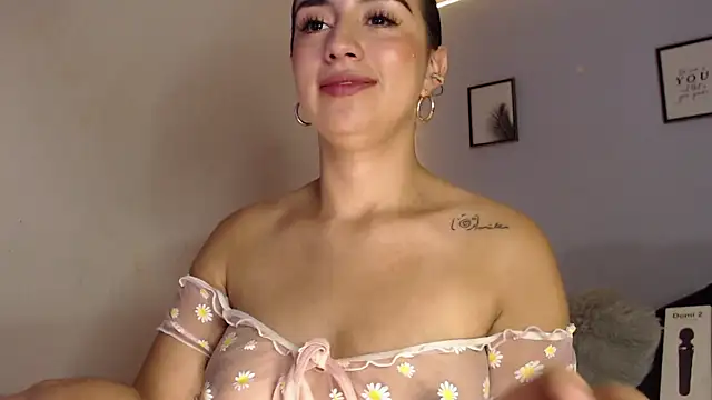 SophiaJoliebm online show from December 6, 7:32 am