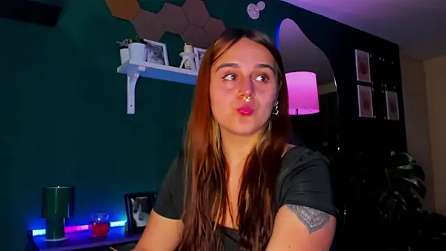 Snapshot of evy_orange1 chatting on May 6, 12:08 am evy orange1 online show from May 6, 12:08 am
