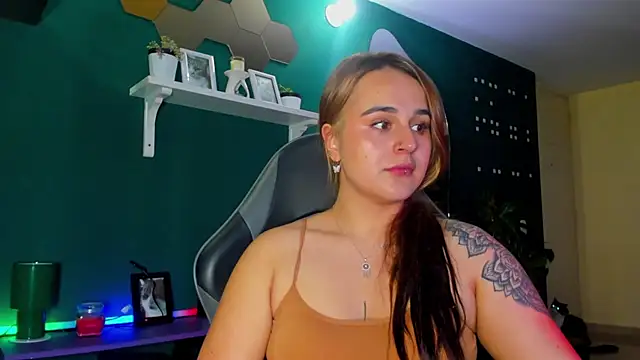 Snapshot of evy_orange1 chatting on June 3, 12:02 am evy orange1 online show from June 3, 12:02 am