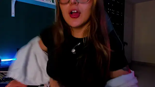 Snapshot of evy_orange1 chatting on June 5, 12:28 am evy orange1 online show from June 5, 12:28 am