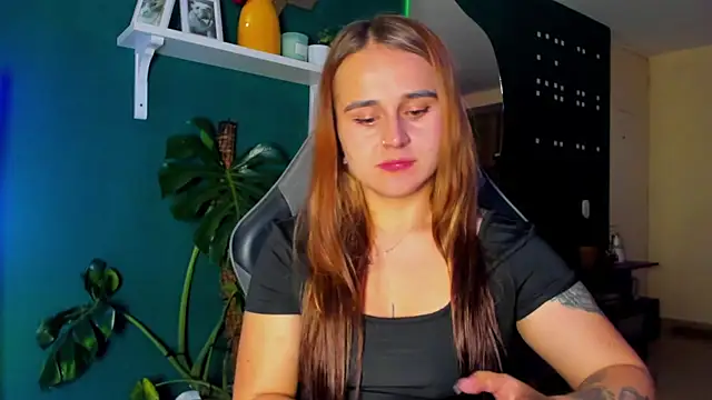 Snapshot of evy_orange1 chatting on June 16, 1:30 am evy orange1 online show from June 16, 1:30 am