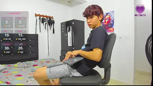 Snapshot of Alexander_and_Xiao chatting on February 4, 12:49 am Alexander and Xiao online show from February 4, 12:49 am