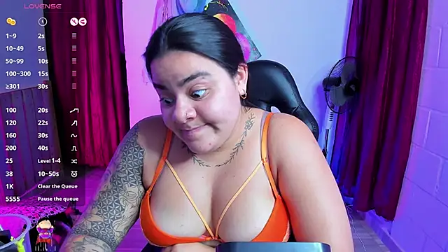 Snapshot of Sharon_hils chatting on February 4, 10:24 pm Sharon hils online show from February 4, 10:24 pm