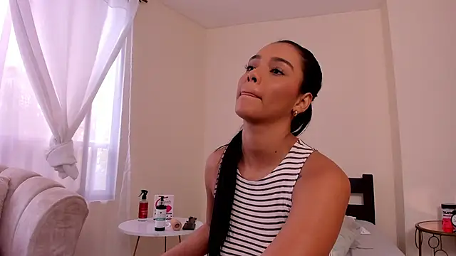 evely coelloo online show from December 2, 9:28 pm