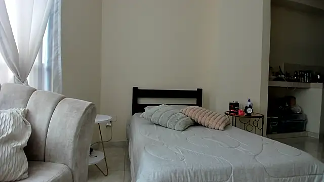 evely coelloo online show from March 4, 7:01 pm