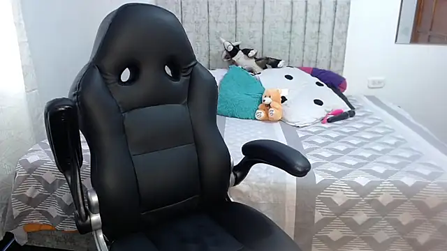 scarlet-foox online show from January 9, 1:36 pm