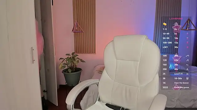 Kendall Bunnyy online show from January 12, 6:35 pm