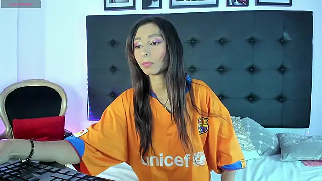 Snapshot of SaraDreamss chatting on January 6, 8:39 pm SaraDreamss online show from January 6, 8:39 pm