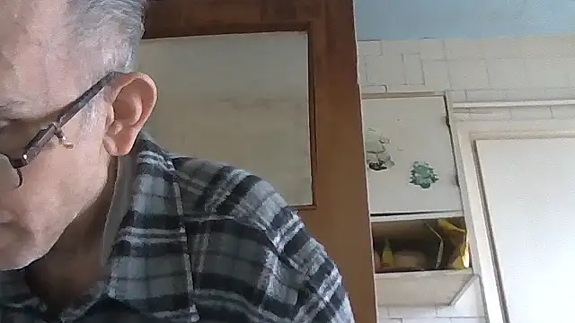 Snapshot of mariusica1@xh chatting on February 12, 1:28 pm mariusica1xh online show from February 12, 1:28 pm