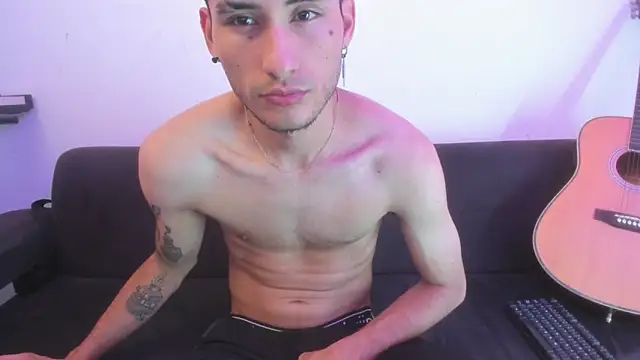 Snapshot of Henrikk_senn chatting on June 9, 7:58 pm Henrikk senn online show from June 9, 7:58 pm