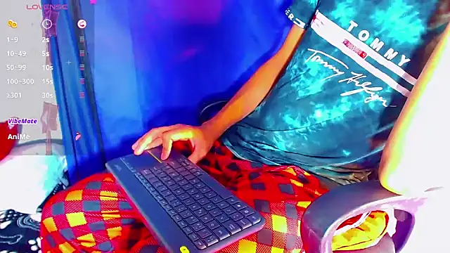 Snapshot of nicol_gill_ chatting on December 16, 5:22 pm nicol gill online show from December 16, 5:22 pm