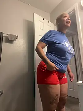 Snapshot of SexyHoneyRedd chatting on June 9, 9:43 am SexyHoneyRedd online show from June 9, 9:43 am