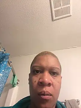 Snapshot of SexyHoneyRedd chatting on June 15, 9:33 am SexyHoneyRedd online show from June 15, 9:33 am