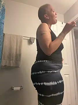 Snapshot of SexyHoneyRedd chatting on June 17, 9:23 am SexyHoneyRedd online show from June 17, 9:23 am