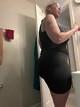 Snapshot of SexyHoneyRedd chatting on June 22, 8:44 am SexyHoneyRedd online show from June 22, 8:44 am