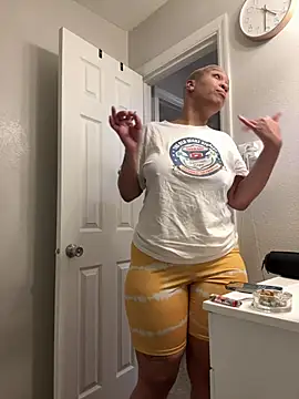 Snapshot of SexyHoneyRedd chatting on June 26, 8:30 am SexyHoneyRedd online show from June 26, 8:30 am
