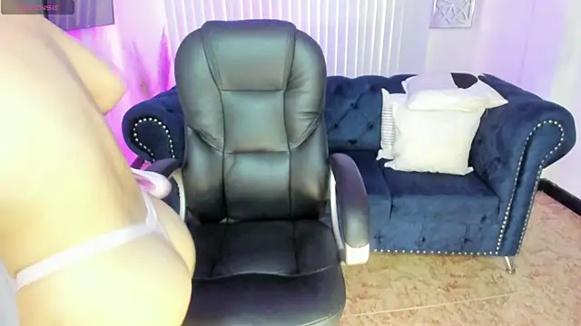 Snapshot of naomii_campbell_ chatting on December 13, 3:54 pm naomii campbell online show from December 13, 3:54 pm