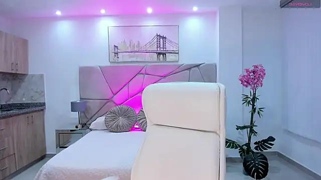 Snapshot of naomii_campbell_ chatting on October 14, 6:20 pm naomii campbell online show from October 14, 6:20 pm