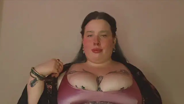 Snapshot of MissBika chatting on December 14, 9:52 pm MissBika online show from December 14, 9:52 pm