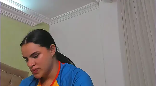 Snapshot of Luciluu20 chatting on February 12, 1:19 am Luciluu20 online show from February 12, 1:19 am