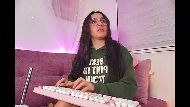 leila petitee  online show from November 23, 2:17 pm