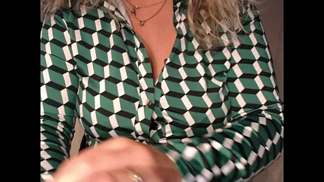 Snapshot of JenniLowen chatting on May 9, 5:23 am JenniLowen online show from May 9, 5:23 am