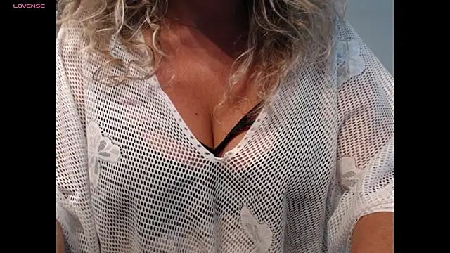 Snapshot of JenniLowen chatting on June 23, 6:44 am JenniLowen online show from June 23, 6:44 am