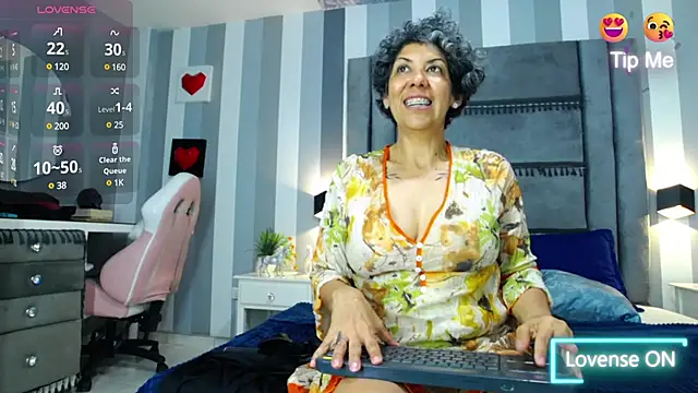 Julianewell online show from February 6, 6:46 pm