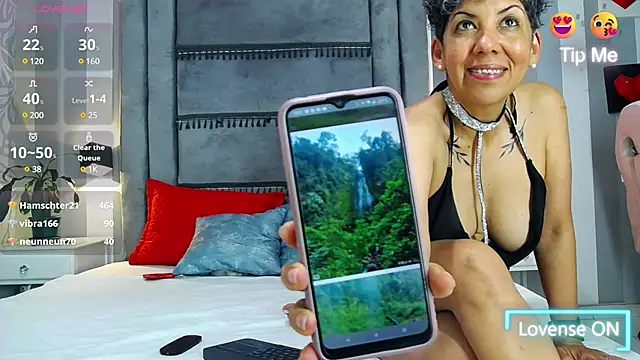 Julianewell online show from March 5, 3:29 pm