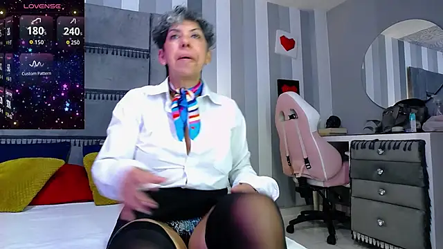 Snapshot of Julianewell chatting on June 9, 12:28 pm Julianewell online show from June 9, 12:28 pm