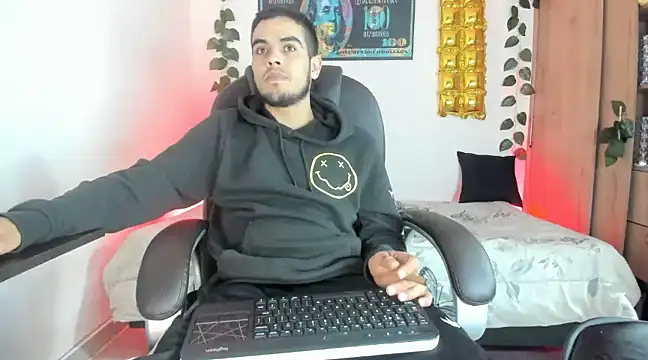 Snapshot of mikee_scooth chatting on February 12, 7:02 am mikee scooth online show from February 12, 7:02 am