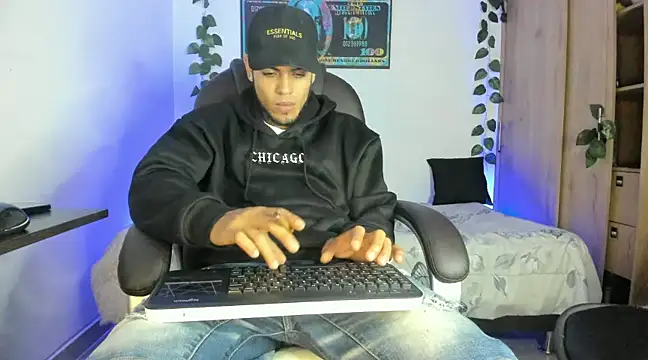 Snapshot of mikee_scooth chatting on February 17, 2:09 am mikee scooth online show from February 17, 2:09 am