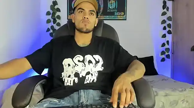 Snapshot of mikee_scooth chatting on February 24, 2:40 am mikee scooth online show from February 24, 2:40 am